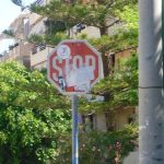 Κίνδυνος για τους πολίτες τα διαφημιστικά αυτοκόλλητα σε πινακίδες του ΚΟΚ και σηματοδότες