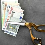 Πόσο μειώνονται οι συντάξεις – Λογιστικό τρικ το πλεόνασμα των Ταμείων