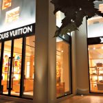 Έφοδος της ΑΑΔΕ στη Louis Vuitton στο Κολωνάκι