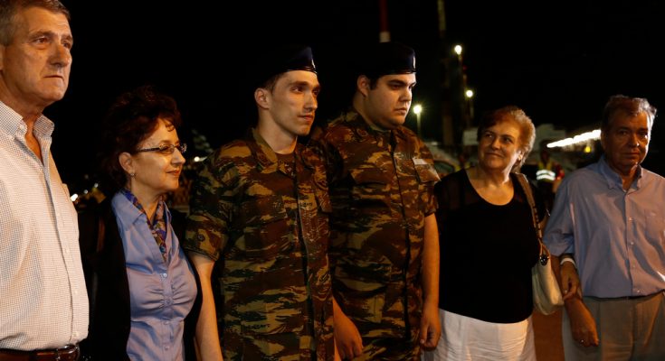 Οι γονείς των δύο Ελλήνων στρατιωτικών, υπολοχαγού Άγγελου Μητρετώδη και λοχία Δημήτριου Κούκλατζη, τους υποδέχονται την Τετάρτη 15 Αυγούστου 2018, στο αεροδρόμιο Θεσσαλονίκης