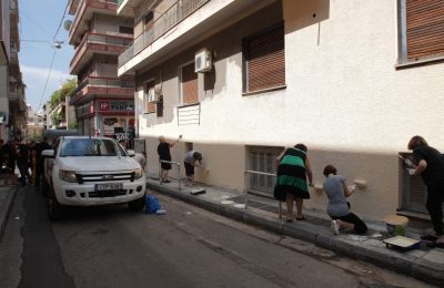 Κάτοικοι και εθελοντές καθάρισαν πολυκατοικία στην Κυψέλη