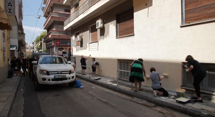Κάτοικοι και εθελοντές καθάρισαν πολυκατοικία στην Κυψέλη