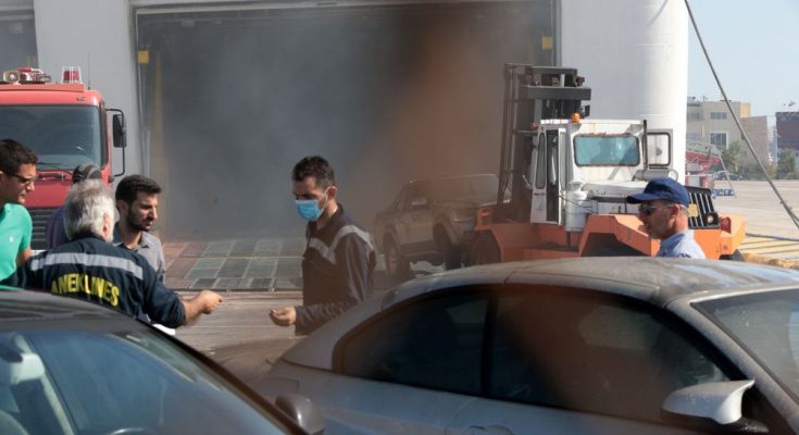 Αυτοκίνητα βγαίνουν από το γκαράζ του οχηματαγωγού πλοίου "Ελευθέριος Βενιζέλος" που βρίσκεται αγκυροβολημένο στο λιμάνι του Πειραιά μετά την πυρκαγιά που ξέσπασε στο αμπάρι του ενώ ταξίδευε προς Κρήτη, Παρασκευή 31 Αυγούστου 2018. Κλίση 7 μοιρών λόγω μετακίνησης υδάτων από την πυρόσβεση, πήρε το πρωί το επιβατηγό οχηματαγωγό πλοίο "Ελευθέριος Βενιζέλος", στο οποίο εξακολουθούν να υπάρχουν μικρές εστίες φωτιάς στο γκαράζ του. ΑΠΕ-ΜΠΕ/ΑΠΕ-ΜΠΕ/ΠΑΝΤΕΛΗΣ ΣΑΙΤΑΣ