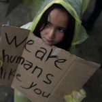 Deutsche Welle: «Καμπανάκι» από την Save the Children για τη βία εναντίον προσφυγόπουλων