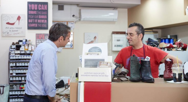 Χαλαρή βόλτα νωρίς το μεσημέρι της Πέμπτης από τον Κυριάκο Μητσοτάκη στην περιοχή του Μοσχάτου