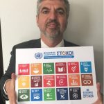 Δημήτρης Φατούρος στον Αθήνα 9.84: “Oι νέοι και οι έφηβοι, ενδιαφέρονται περισσότερο για τους 17 στόχους του ΟΗΕ. Στα επόμενα χρόνια, θα έχουμε μια γενιά που θα τους έχει κάνει δική της υπόθεση και θα υπάρξει αλλαγή νοοτροπίας. Σημαντική η συμβολή του υπουργείου Παιδείας»