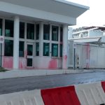 Επίθεση του «Ρουβίκωνα» με μπογιές στην πρεσβεία των ΗΠΑ – Δύο συλλήψεις