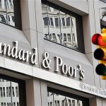 Standard & Poor’s: Επιβεβαίωσε το αξιόχρεο της Ελλάδας στο ΒΒ (χαμηλό) και αναθεώρησε σε σταθερή από θετική την προοπτική του