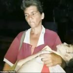 Βενεζουέλα: Μητέρα κρατάει τη νεκρή υποσιτισμένη κόρη της