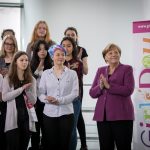 Η Άνγκελα Μέρκελ υποδέχεται μαθήτριες στο Μπούντεσταγκ και πολεμά τα στερεότυπα