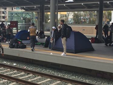 Στ. Λαρίσης, οι πρόσφυγες έστησαν σκηνές στις αποβάθρες 05/04/2019