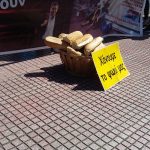 ΠΟΕΔΗΝ: Διαμαρτυρία με φρατζόλες ψωμί έξω από το υπουργείο Διοικητικής Μεταρρύθμισης