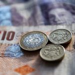 Βρετανία: Σε χαμηλό 30 μηνών υποχώρησε η στερλίνα