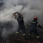 Μάχη με τις φλόγες στη Σαρωνίδα