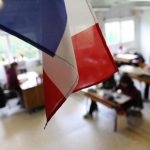 Οι σημαίες της Γαλλίας και της Ε.Ε. μπαίνουν στις σχολικές τάξεις