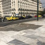 Σπασμένες πλάκες στο Σύνταγμα, παγίδα για τους πεζούς