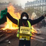 Κίτρινα γιλέκα: Άγριες συγκρούσεις διαδηλωτών με την αστυνομία – Πάνω από 120 συλλήψεις