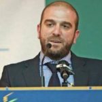 Mάνος Λογοθέτης στον Αθήνα 9.84: «Το βρέφος δεν έσβησε μόνον από αφυδάτωση. Επασχε από γαστρεντερίτιδα, χάνοντας συνεχώς υγρά. Οι γιατροί έδωσαν θεραπευτικό σχήμα στους γονείς, αλλά ίσως το περιβάλλον δεν ανταποκρίθηκε, εκτός από τις δεδομένες συνθήκες υπερπληθυσμού στον καταυλισμό»