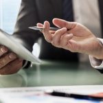 Τρία αγκάθια για τους εργαζόμενους: θέσεις εργασίας, μισθοί, συμβάσεις – Τι φέρνει η κρίση