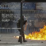 Χιλή: Συνεχίζεται η βία στη χώρα, με λεηλασία τράπεζας, καταστημάτων και επιθέσεις σε αστυνομικά τμήματα