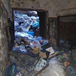 Επιχείρηση σε κτίριο-στέκι διακίνησης ναρκωτικών – 22 τόνους σκουπίδια απομάκρυνε ο δήμος