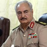 Ο στρατάρχης Χαλίφα Χάφταρ δηλώνει ότι έλαβε την «λαϊκή εντολή» να κυβερνήσει τη Λιβύη