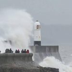 Η καταιγίδα «Ντένις» σαρώνει τη Μ. Βρετανία