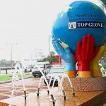 Η μεγαλύτερη εταιρία κατασκευής γαντιών στον κόσμο προεξοφλεί ελλείψεις, καθώς η πανδημία εξαπλώνεται 