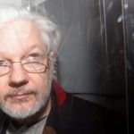 Ο Τζούλιαν Ασάνζ των WikiLeaks απέκτησε δύο παιδιά με μία συνήγορό του όσο βρισκόταν στην πρεσβεία του Ισημερινού