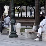 Aπό το «μένουμε σπίτι» στο «μένουμε ασφαλείς» – Όλα τα στάδια σε μία καθημερινότητα υψηλού ρίσκου