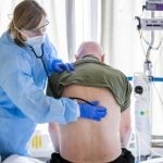 Ένα ερωτηματικό στα διεθνή στατιστικά στοιχεία για τον Covid-19: Πόσοι είναι οι πρόσθετοι εξωνοσοκομειακοί θάνατοι λόγω του κορονοϊού 