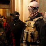 Κορονοϊός – ΗΠΑ: Διαδηλωτές κατά της καραντίνας εισέβαλαν με όπλα στο Δημαρχείο του Μίσιγκαν