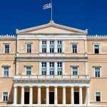 Βουλή: Κόντρα Κουμουτσάκου – Ζαχαριάδη για το μεταναστευτικό